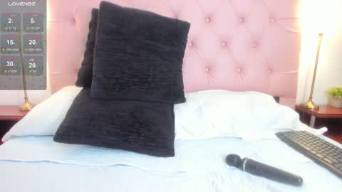 laurenn_smitth online show from January 3, 2025, 3:44 pm