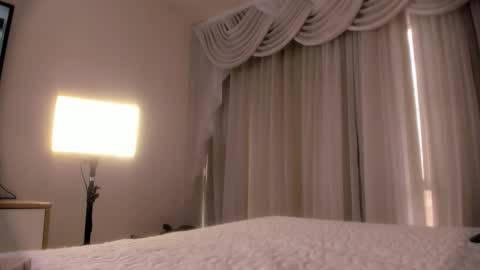 Lauren Saenz online show from September 12, 2025, 12:05 pm