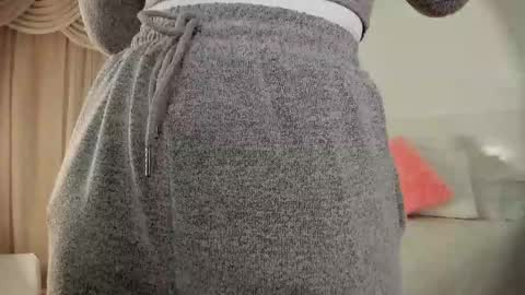 Lauren Saenz online show from September 17, 2025, 12:18 pm