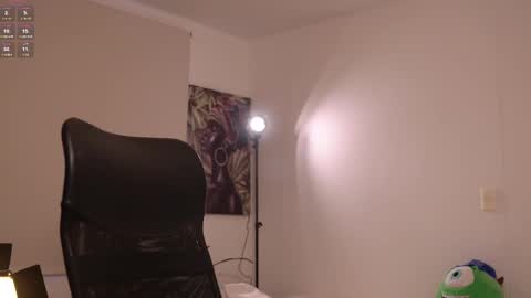 Snapshot of laurita_4 chatting on February 19, 2025, 1:17 pm laurita_4 online show from February 19, 2025, 1:17 pm