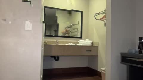 layla online show from October 25, 2025, 8:00 am