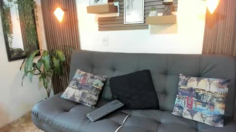 Layla online show from November 12, 2025, 9:36 pm