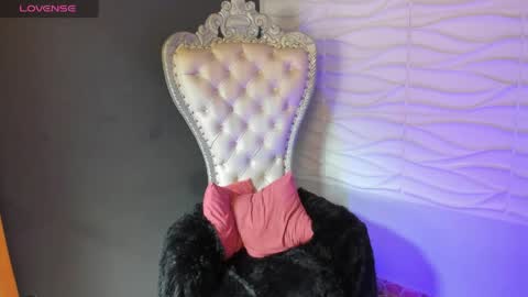 Layla online show from April 15, 2026, 7:54 pm