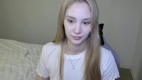 Snapshot of laylapretty001 chatting on October 27, 2025, 5:00 am LaylaPretty001 online show from October 27, 2025, 5:00 am