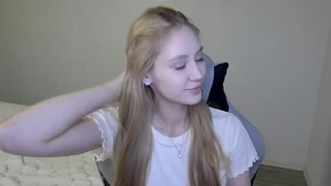 Snapshot of laylapretty001 chatting on November 11, 2025, 5:18 am LaylaPretty001 online show from November 11, 2025, 5:18 am