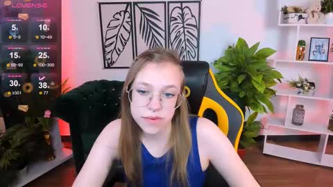 layriantavee online show from March 7, 2025, 10:35 am