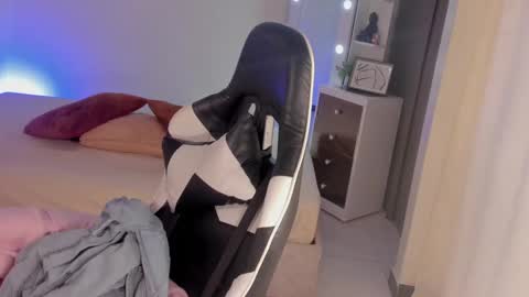 leahaltomm online show from February 18, 2025, 9:42 pm