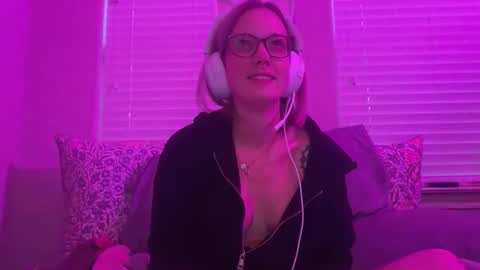 leanneluxecouple online show from April 14, 2026, 12:49 am