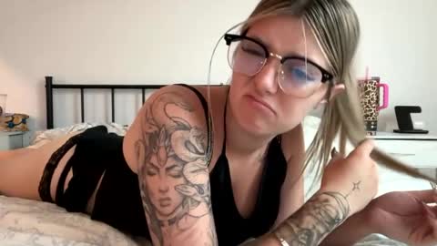 Snapshot of leeannerose chatting on May 26, 2026, 11:12 pm leeannerose online show from May 26, 2026, 11:12 pm