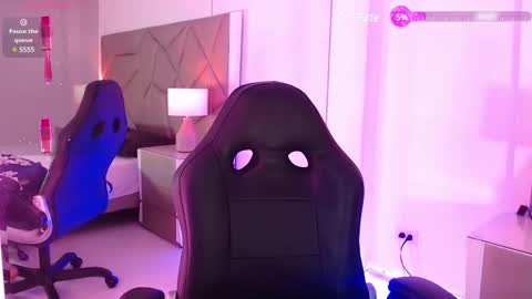 Snapshot of leethompson_ chatting on February 19, 2025, 12:22 pm Leet  online show from February 19, 2025, 12:22 pm