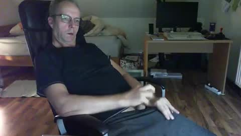 Snapshot of lefti27 chatting on December 3, 2024, 10:40 pm Dave online show from December 3, 2024, 10:40 pm