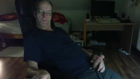 Snapshot of lefti27 chatting on December 23, 2024, 11:17 pm Dave online show from December 23, 2024, 11:17 pm