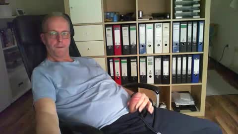 Snapshot of lefti27 chatting on October 11, 2025, 4:27 pm Dave online show from October 11, 2025, 4:27 pm