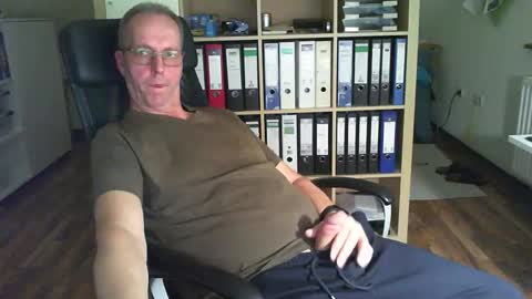 Snapshot of lefti27 chatting on October 18, 2025, 4:41 pm Dave online show from October 18, 2025, 4:41 pm