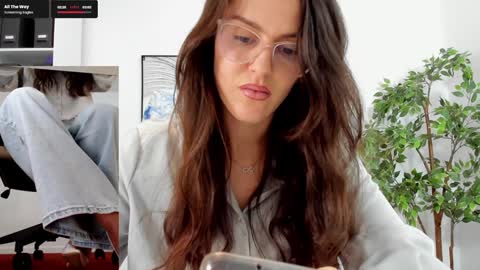 Elle  online show from January 30, 2025, 10:50 am