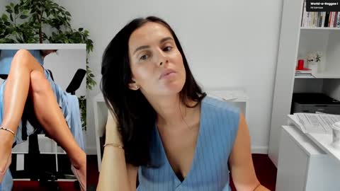 Elle  online show from September 11, 2025, 6:02 am