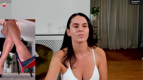 Elle  online show from September 14, 2025, 1:54 pm