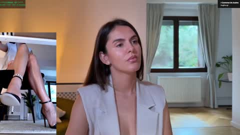 Elle  online show from October 6, 2025, 8:01 am