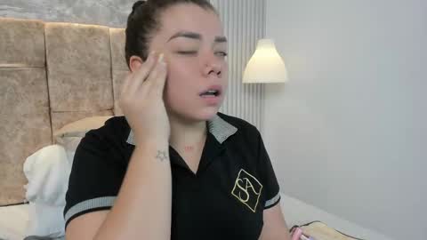 leilapons online show from October 5, 2025, 4:27 pm