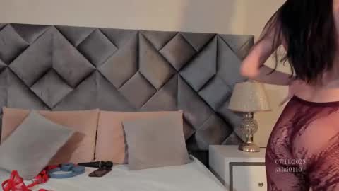 Leizathompson online show from November 7, 2025, 8:20 pm