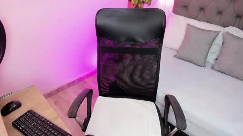 Snapshot of lena_clark chatting on September 29, 2025, 12:21 pm L E N A online show from September 29, 2025, 12:21 pm