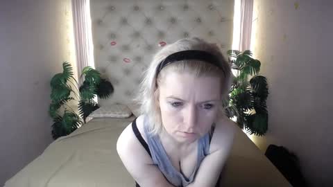Snapshot of lena_paulles chatting on December 18, 2024, 3:58 am Lena online show from December 18, 2024, 3:58 am