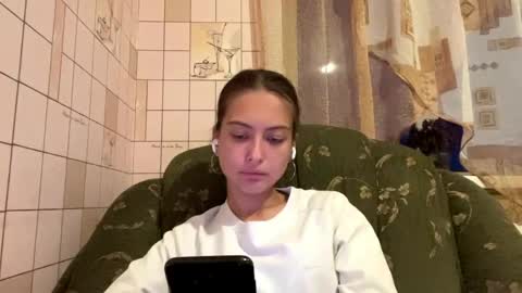 Hellomy name is Natalyits my first day here nice to meet you Give me 50 thumbs ups online show from May 19, 2026, 6:03 pm