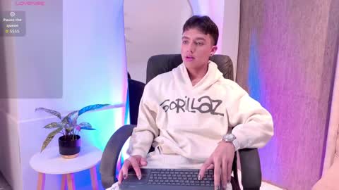 leohard_ online show from April 13, 2026, 1:55 am