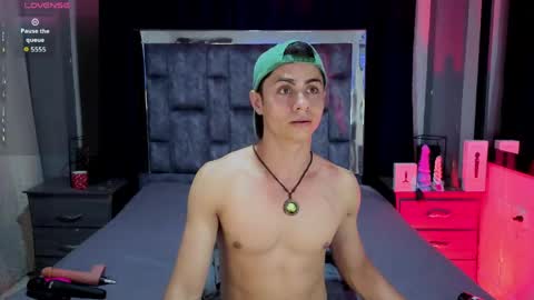 Snapshot of leomonnroe chatting on May 22, 2026, 9:42 pm leomonnroe online show from May 22, 2026, 9:42 pm