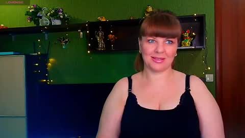 Snapshot of leona_tracie chatting on February 21, 2026, 8:43 pm Leona tracie online show from February 21, 2026, 8:43 pm
