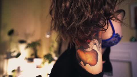 Snapshot of leonamell chatting on December 9, 2024, 9:58 pm Leo online show from December 9, 2024, 9:58 pm