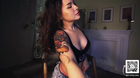 Snapshot of leonamell chatting on February 21, 2025, 7:43 pm Leo online show from February 21, 2025, 7:43 pm