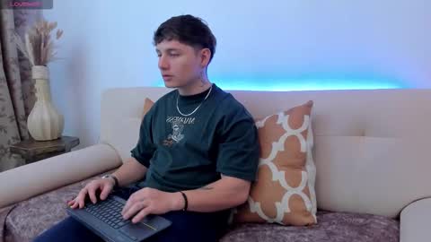 Snapshot of leoo_miller chatting on October 17, 2025, 8:55 pm Leo online show from October 17, 2025, 8:55 pm