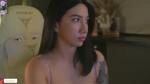 Leora online show from November 30, 2025, 5:06 pm