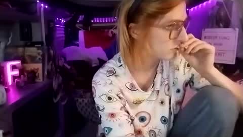 Snapshot of lesleygumgrass chatting on March 5, 2025, 8:32 pm LesleyGumGrass- The Boring Trans girl online show from March 5, 2025, 8:32 pm