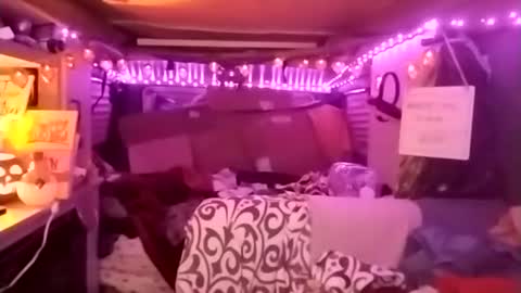 Snapshot of lesleygumgrass chatting on October 16, 2025, 6:03 am LesleyGumGrass- The Boring Trans girl online show from October 16, 2025, 6:03 am