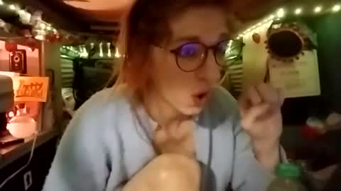 Snapshot of lesleygumgrass chatting on December 5, 2025, 12:14 pm LesleyGumGrass- The Boring Trans girl online show from December 5, 2025, 12:14 pm