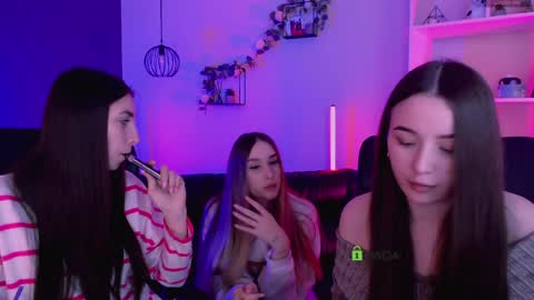 leslie_bird online show from April 6, 2026, 8:59 am