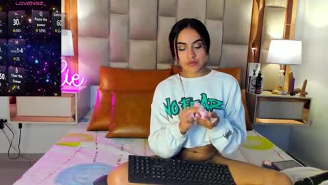 LeslieBush online show from November 2, 2025, 11:12 am