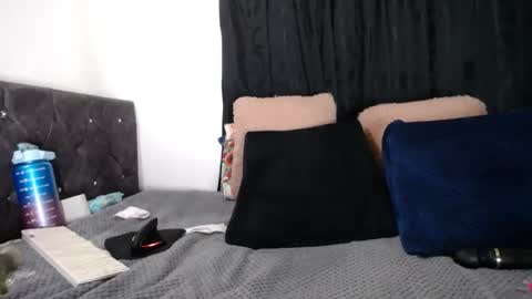 lessliee online show from February 11, 2025, 4:44 am