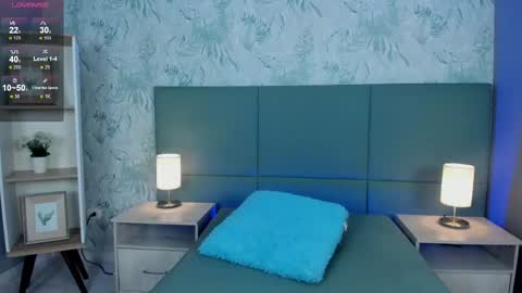 Lexie Thompson  online show from October 22, 2025, 12:05 pm