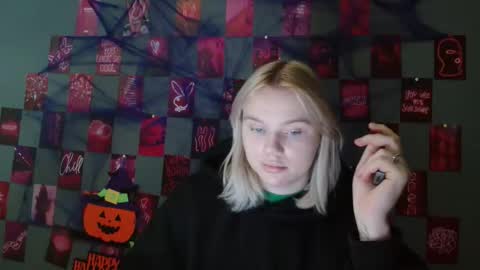 Leyla online show from October 28, 2025, 7:34 am