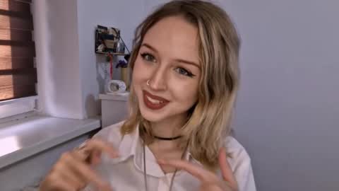 Mia online show from November 12, 2025, 10:15 am