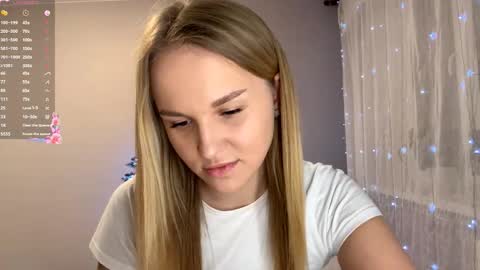 Mia online show from December 14, 2025, 2:55 pm