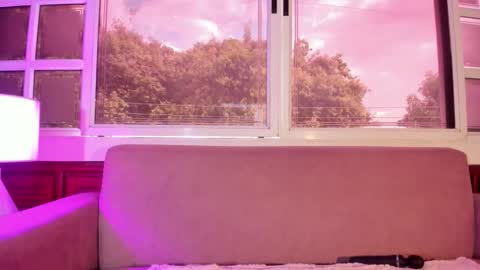 LEZY online show from September 10, 2025, 7:47 pm