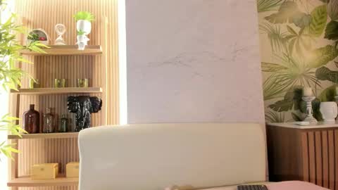 LEZY online show from November 28, 2025, 7:49 pm