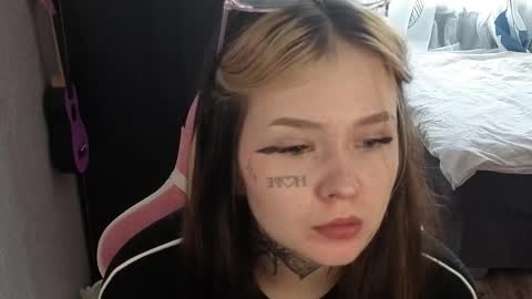 liaa_li online show from May 6, 2026, 5:57 am