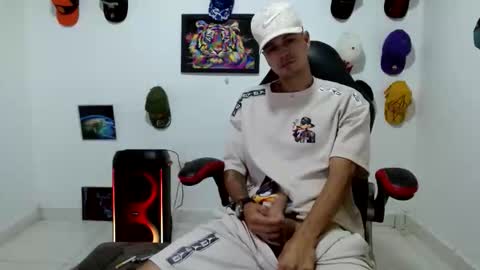 Snapshot of liam_andres12 chatting on June 7, 2026, 10:02 pm Andres online show from June 7, 2026, 10:02 pm