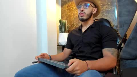 LIAM KLEIN online show from September 18, 2025, 11:23 am