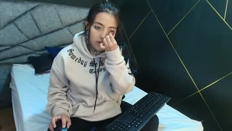 L I A M O N R O E online show from December 1, 2025, 11:48 am